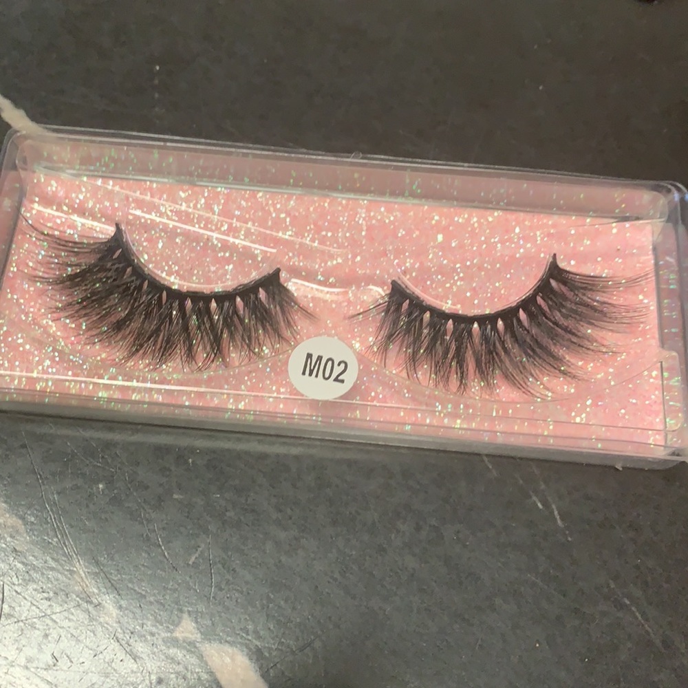 Lashes - Picture 3 of 17